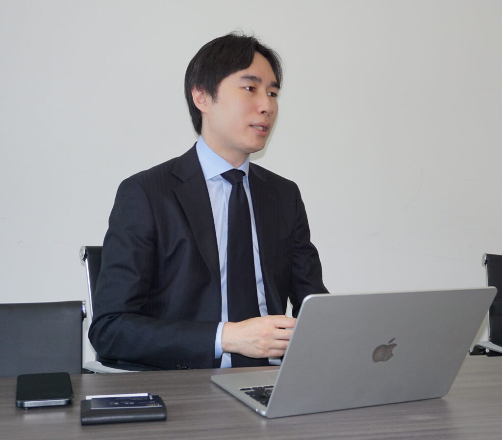 中途採用で活躍なさっている方の前職について、そして御社での平均年収について教えてください。